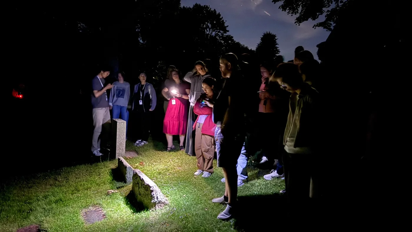 The tour to the graveyard at night.